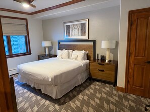 3 bedrooms, desk, iron/ironing board, free WiFi - Charming condo in perfect Breckenridge with fitness rm , hot tubs and 24/7 mgmt (Breckenridge)