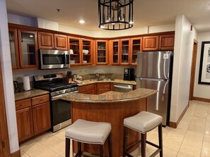 Fridge, microwave, oven, stovetop - Charming condo in perfect Breckenridge with fitness rm , hot tubs and 24/7 mgmt (Breckenridge)