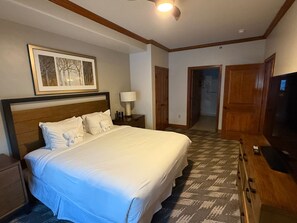 3 bedrooms, desk, iron/ironing board, free WiFi - Charming condo in perfect Breckenridge with fitness rm , hot tubs and 24/7 mgmt (Breckenridge)