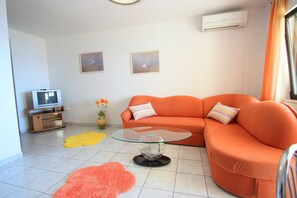 Living area - Comfortable apartment just 350 metres from the beach with panoramic views and pet-friendly (Dramalj)