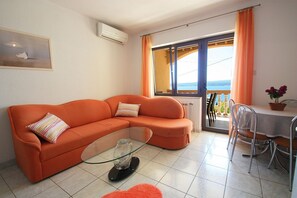 Living area - Comfortable apartment just 350 metres from the beach with panoramic views and pet-friendly (Dramalj)