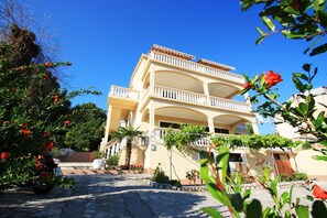 Exterior - Comfortable apartment just 350 metres from the beach with panoramic views and pet-friendly (Dramalj)
