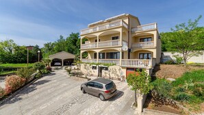 Exterior - Bright apartment with stunning sea views and only 300 metres from the beach – pets welcome (Dramalj)