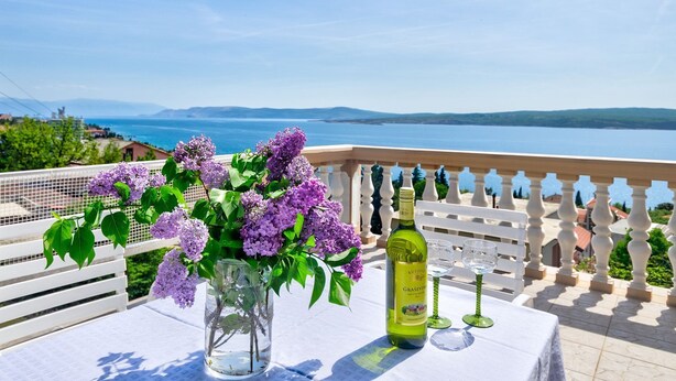 Outdoor dining - Bright apartment with stunning sea views and only 300 metres from the beach – pets welcome (Dramalj)