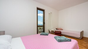 Room - Bright apartment with stunning sea views and only 300 metres from the beach – pets welcome (Dramalj)
