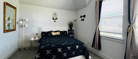 2 عدّة غرف نوم ومكواة/لوح كي وواي فاي وملاءات أسرّة