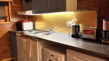 Apartamento superior, vista para o rio | Cozinha americana privada | Geladeira, micro-ondas, cooktop, talheres/pratos/utensílios de cozinha