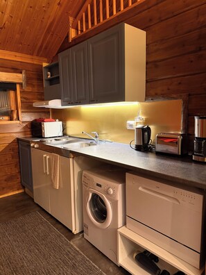 スーペリア アパートメント リバービュー | 専用簡易キッチン | 冷蔵庫、電子レンジ、オーブン、コンロ