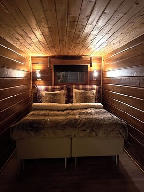 Superior Apartment, River View | Blackout drapes, travel crib, rollaway beds, bed sheets - Napakettu Holiday Village (Utsjoki)