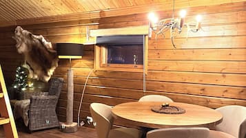 Leilighet – superior, elveutsikt | Oppholdsrom | Peis og oppvarmet gulv