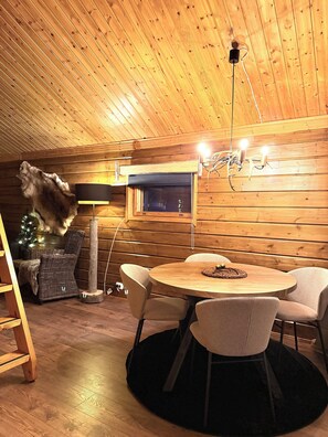 スーペリア アパートメント リバービュー | リビングルーム | 暖炉、床暖房