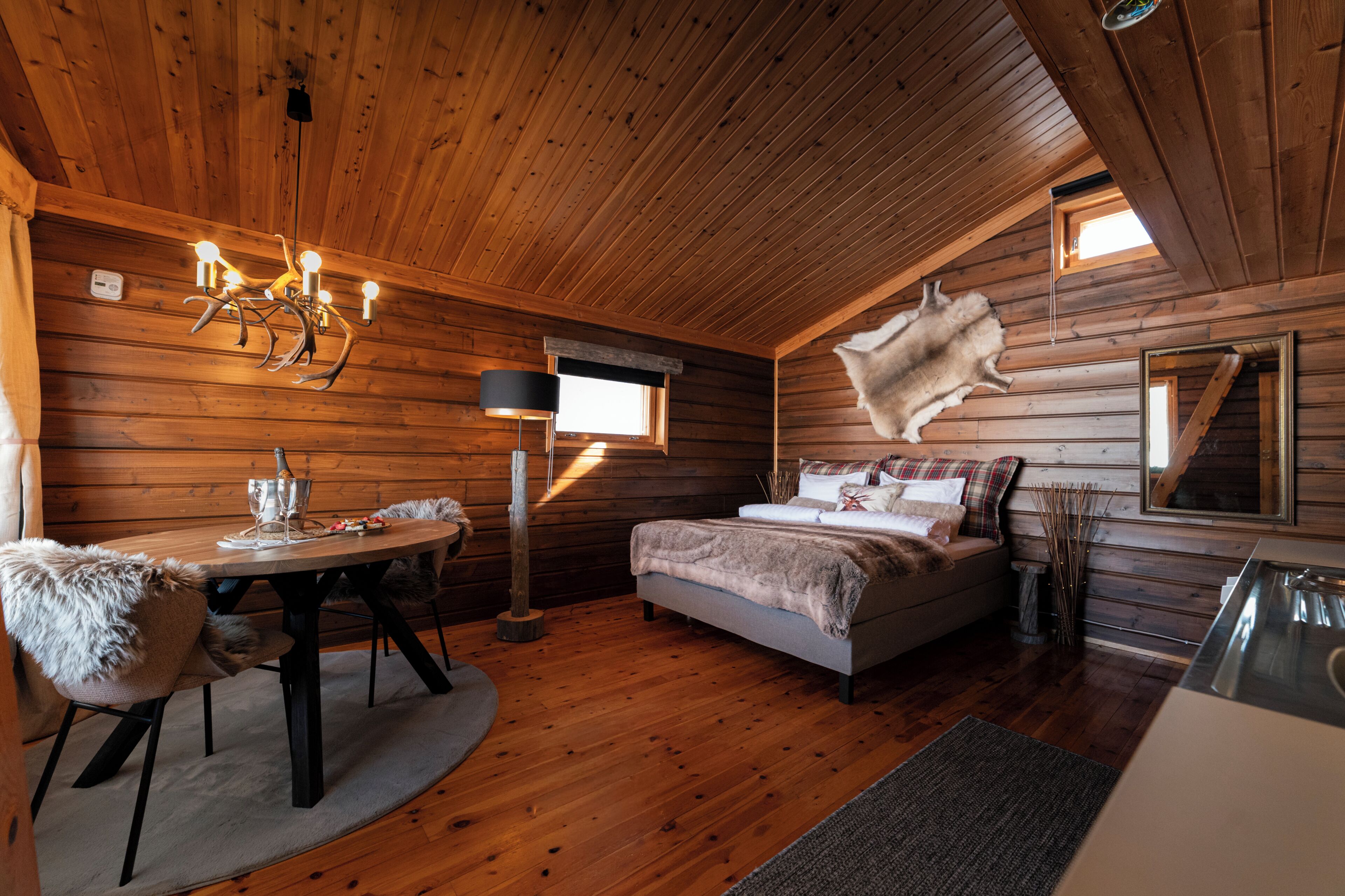 Superior-Apartment, Flussblick | Verdunkelungsvorhänge, Reisekinderbett, Zustellbetten, Bettwäsche