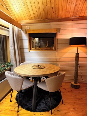 Apartamento superior, vista para o rio | Área de estar