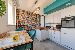 Kühlschrank, Mikrowelle, Ofen, Wasserkocher mit Kaffee-/Teezubehör