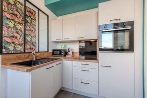 Een koelkast, een magnetron, een oven, een koffiezetapparaat/waterkoker