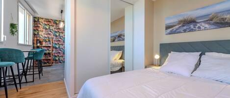 Silitysrauta/-lauta, ilmainen Wi-Fi, vuodevaatteet