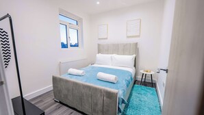 2 bedrooms, iron/ironing board, WiFi, bed sheets - Modern 2BR Flat Steps from Cardiff Pubs & Town (Cardiff)
