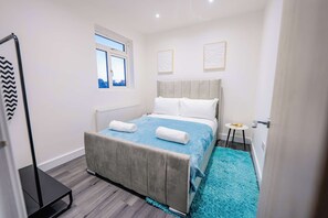 2 bedrooms, iron/ironing board, WiFi, bed sheets - Modern 2BR Flat Steps from Cardiff Pubs & Town (Cardiff)