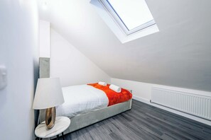 2 bedrooms, iron/ironing board, WiFi, bed sheets - Modern 2BR Flat Steps from Cardiff Pubs & Town (Cardiff)