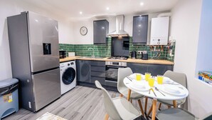 Coffee/tea maker, fridge, microwave, oven - Modern 2BR Flat Steps from Cardiff Pubs & Town (Cardiff)