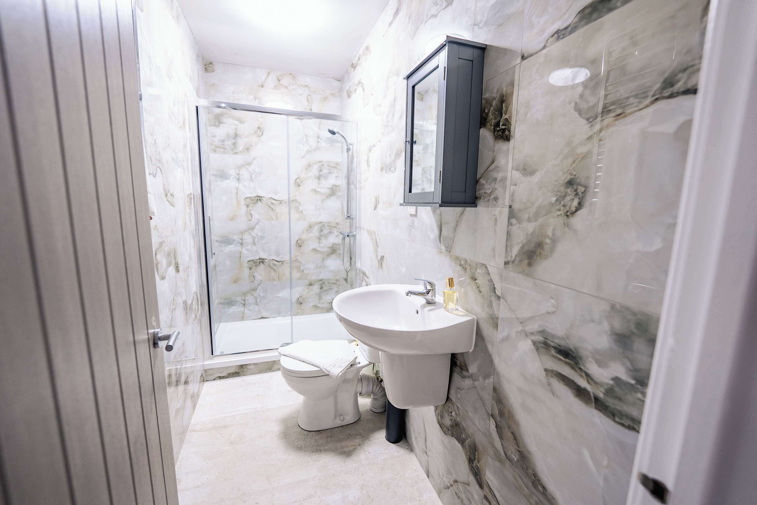 Een douche, een haardroger, handdoeken