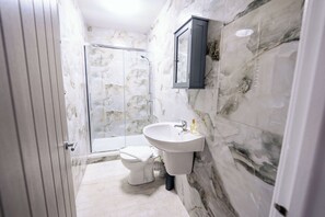 Een douche, een haardroger, handdoeken