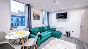 Dining - Modern 2BR Flat Steps from Cardiff Pubs & Town (Cardiff)