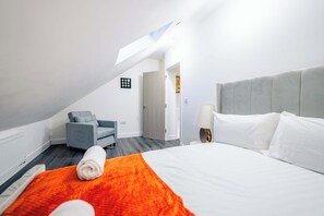 2 bedrooms, iron/ironing board, WiFi, bed sheets - Modern 2BR Flat Steps from Cardiff Pubs & Town (Cardiff)