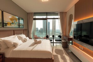 Estúdio superior, 1 cama King, sacada, vista para o canal | Roupas de cama premium, ferros/tábuas de passar roupa, Wi-Fi de cortesia