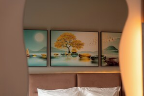 尊榮開放式客房, 1 張特大雙人床, 陽台 | 高級寢具、熨斗/熨衣板、免費無線上網、床單