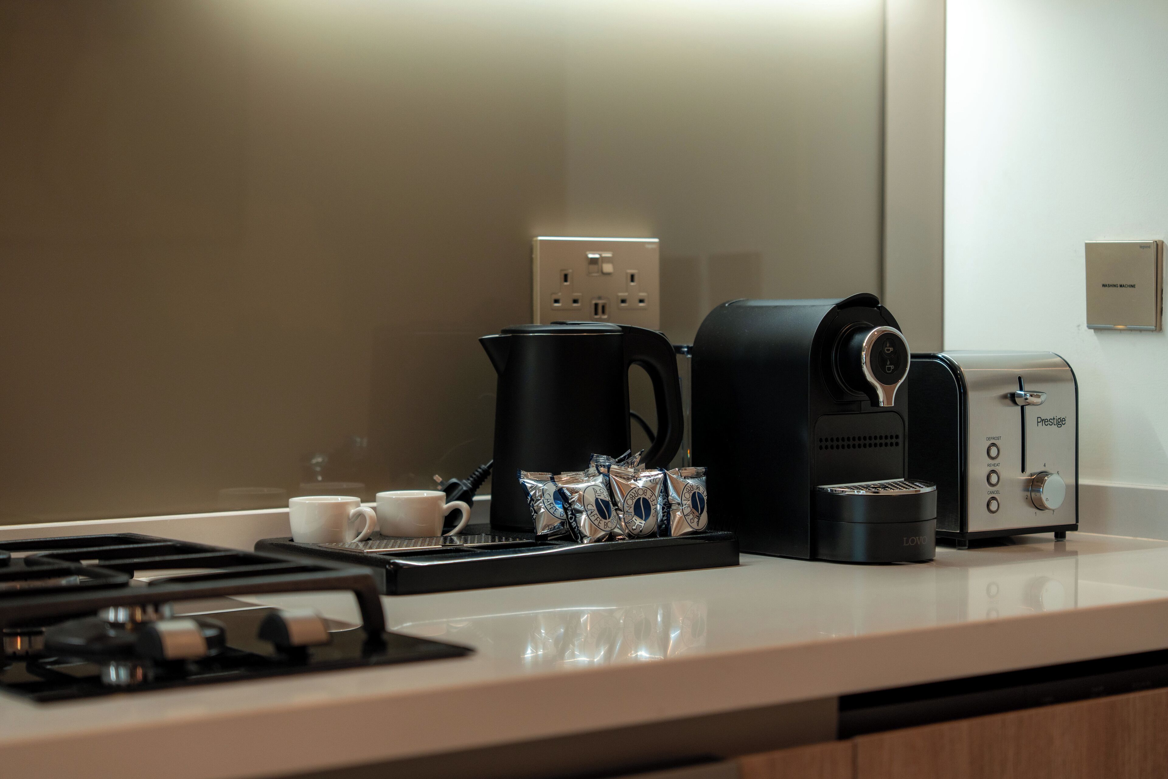 Estúdio superior, 1 cama King, sacada, vista para o canal | Cozinha privada | Talheres/pratos/utensílios de cozinha, mesas de jantar