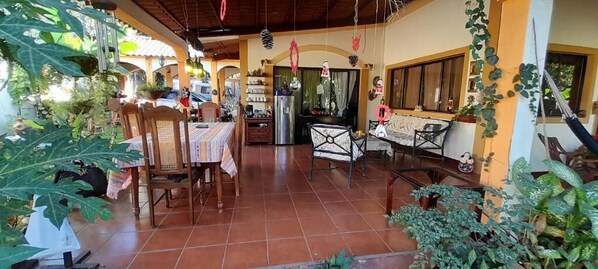 Outdoor dining - Terraza de daysi (León)