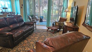 Living area - Cozy 2-bedroom condo with AC in fabulous Naples (Naples)