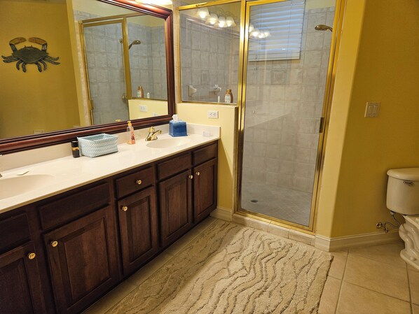 Hair dryer, towels, soap, toilet paper - Cozy 2-bedroom condo with AC in fabulous Naples (Naples)