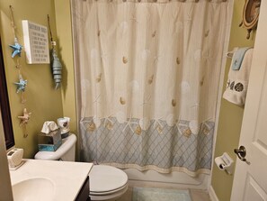 Secadora de cabello, toallas, jabón, papel de baño