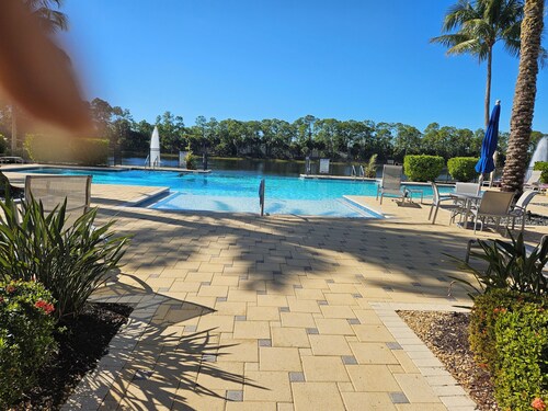 Cozy 2-bedroom condo with AC in fabulous Naples