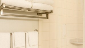 Hair dryer, towels, soap, shampoo - Two Queen Beds (Non Smoking) (Point Edward)