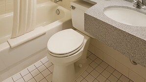 Hair dryer, towels, soap, shampoo - Two Queen Beds (Non Smoking) (Point Edward)