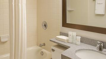 Secador de cabelo, toalhas de banho, sabonete, papel higiênico