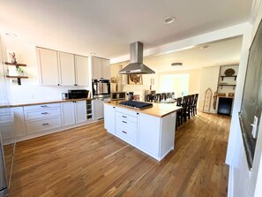 Microonde, forno, piano cottura, lavastoviglie