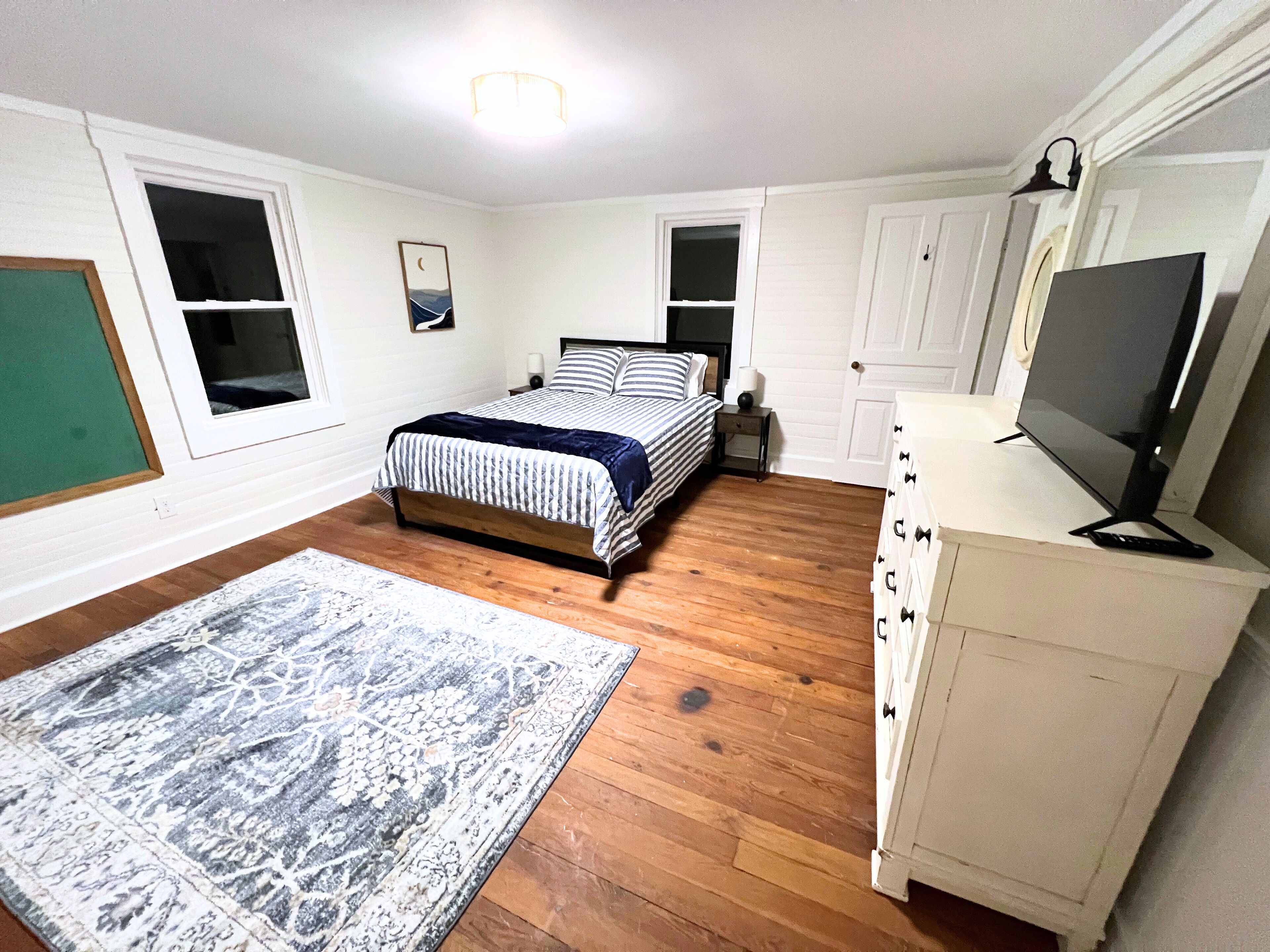 5 bedrooms, iron/ironing board, WiFi, bed sheets