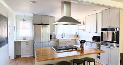Historic 1890s Asheville Farmhouse Retreat âą Sleeps 13 âą Hot Tub + Playground