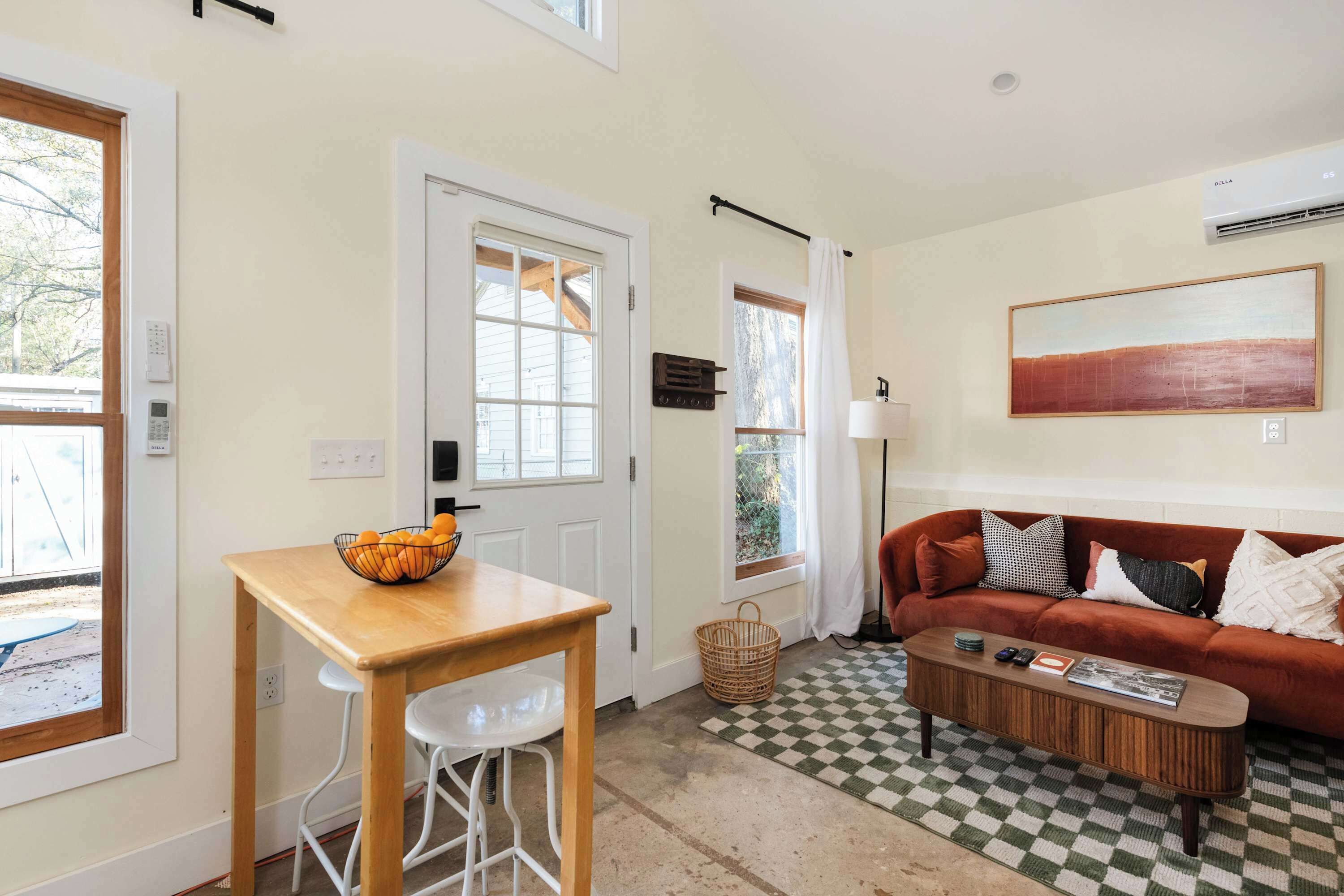 Televisión y oficina 