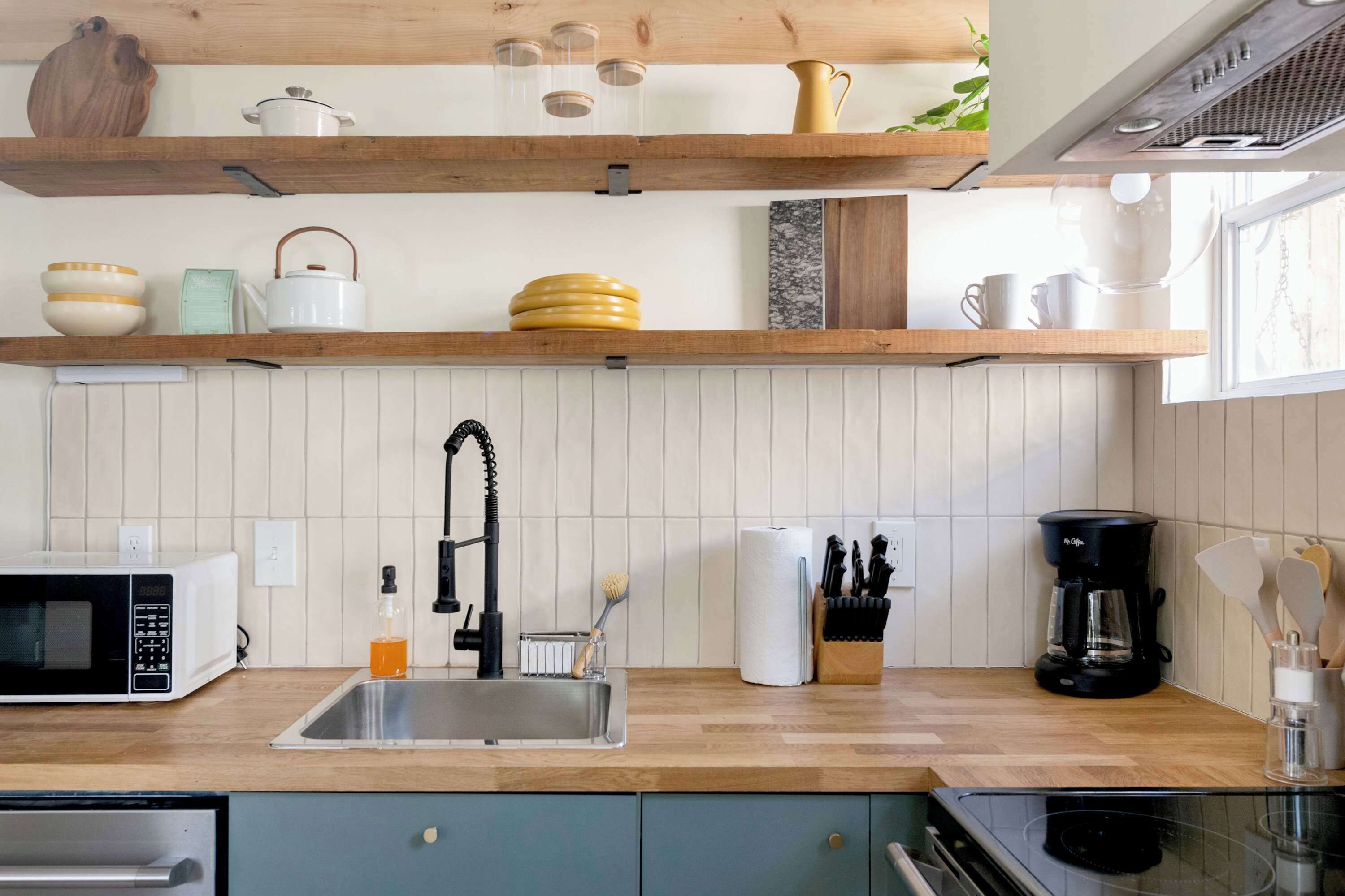 Een koelkast, een oven, een kookplaat, een vaatwasser