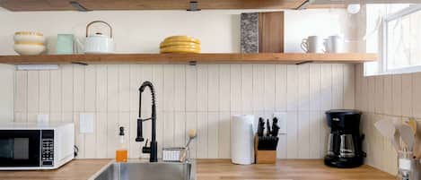 Een koelkast, een oven, een kookplaat, een vaatwasser