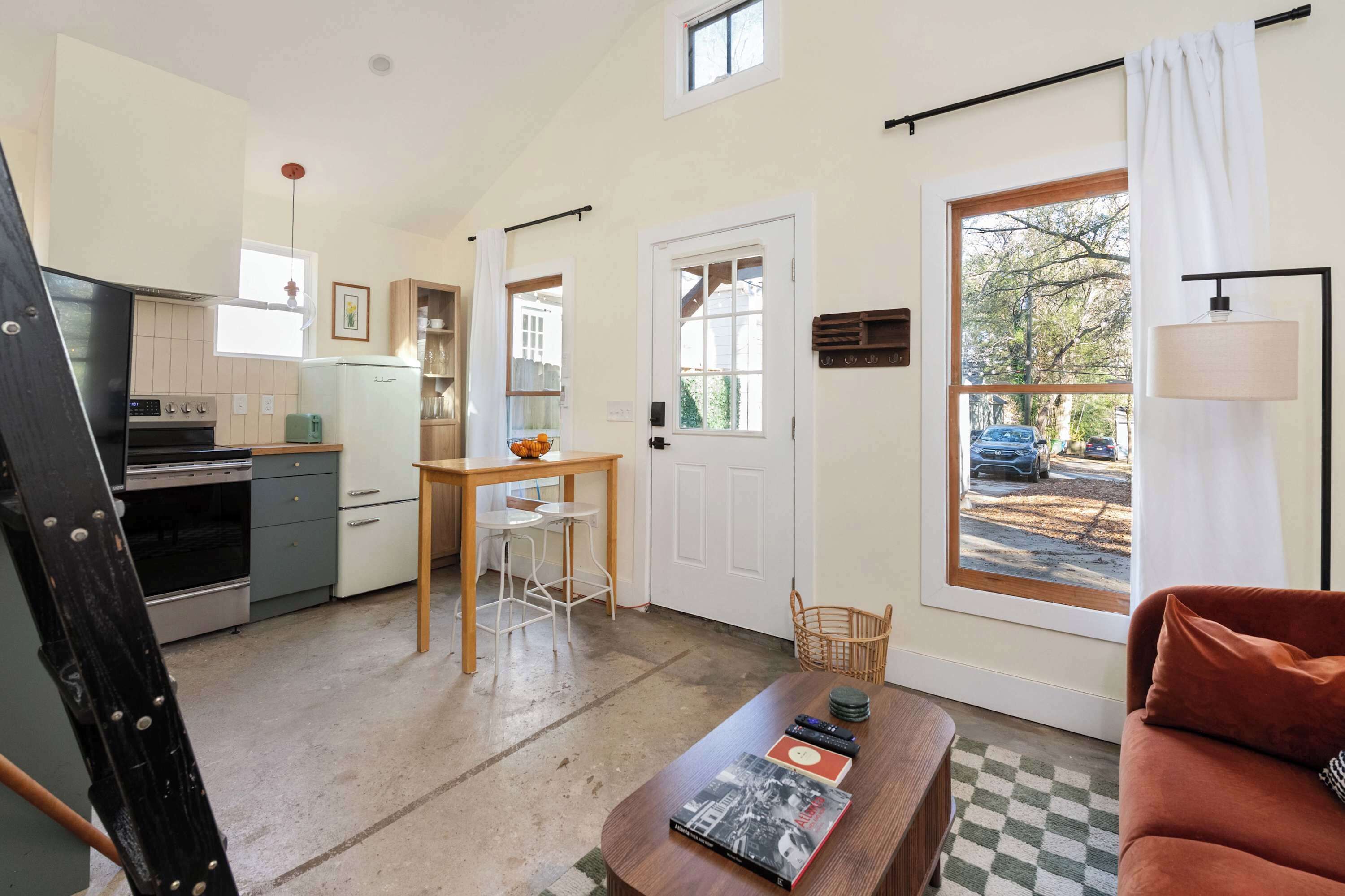 Televisión y oficina 