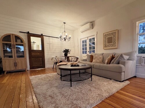 3 bedroom Farmhouse Comfort Stylish, Peaceful & Well-Equipped. Close to CHOC.