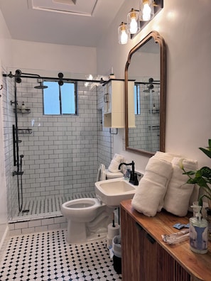 Shower - 3 bedroom Farmhouse Comfort Stylish, Peaceful & Well-Equipped. Close to CHOC. (Santa Ana)