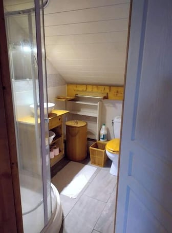 Salle de bain. studio proche sortie autoroute.