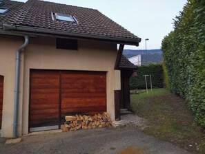 Exterior - Studio close to freeway exit. (Valserhône)